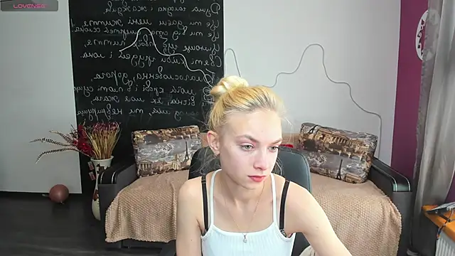 Snapshot of SonnySofia chatting on 05-29-26, 05:35 SonnySofia online show from 05-29-26, 05:35