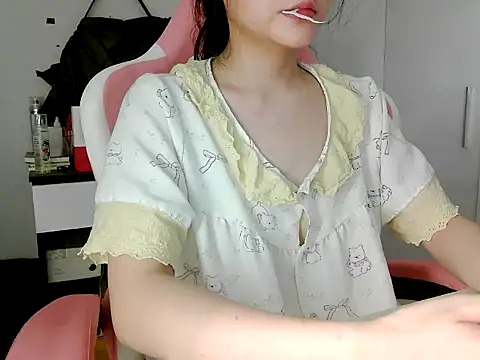 Snapshot of lucienguyen chatting on 05-12-26, 06:03 lucienguyen online show from 05-12-26, 06:03