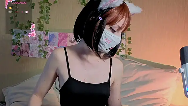 Snapshot of LunaNyanmi chatting on 05-13-26, 02:35 LunaNyanmi online show from 05-13-26, 02:35