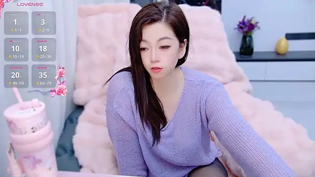 Snapshot of Millin-Mi chatting on 04-17-26, 12:19 Millin-Mi online show from 04-17-26, 12:19