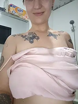 Snapshot of LeonaFox chatting on 07-16-26, 07:22 LeonaFox online show from 07-16-26, 07:22