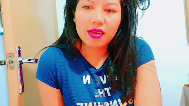 Snapshot of MojaditPussy chatting on 04-15-26, 09:04 MojaditPussy online show from 04-15-26, 09:04