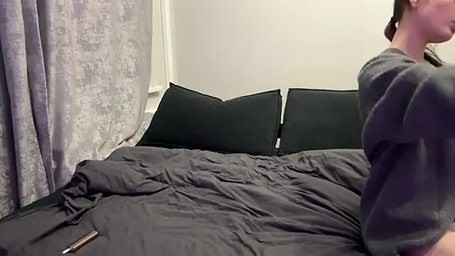 Snapshot of MirandaKiss_ chatting on 04-11-26, 02:19 MirandaKiss online show from 04-11-26, 02:19