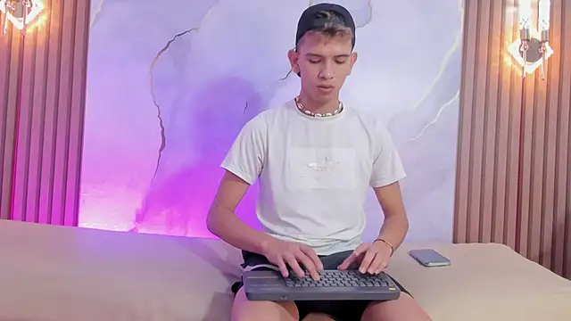 Snapshot of Ethanhot_os chatting on 04-06-26, 09:05 Ethanhot os online show from 04-06-26, 09:05