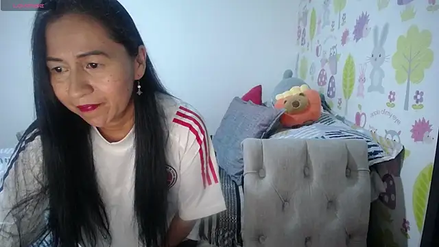 Snapshot of Tyna_b chatting on 06-17-26, 10:30 Tyna b online show from 06-17-26, 10:30