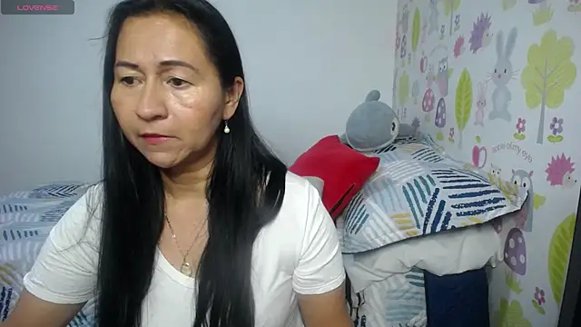 Snapshot of Tyna_b chatting on 06-19-26, 05:13 Tyna b online show from 06-19-26, 05:13