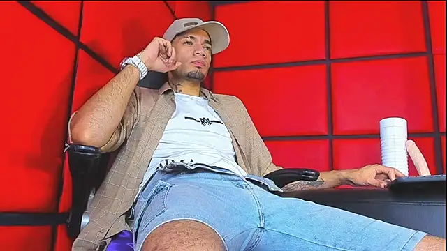 Snapshot of Daniel_huge22 chatting on 05-11-26, 03:19 Daniel huge22 online show from 05-11-26, 03:19