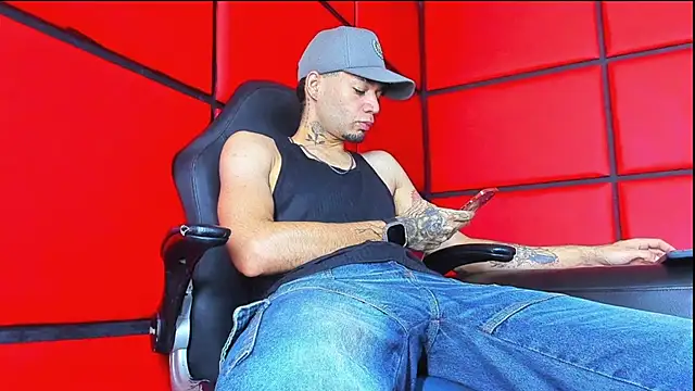 Snapshot of Daniel_huge22 chatting on 05-13-26, 01:51 Daniel huge22 online show from 05-13-26, 01:51