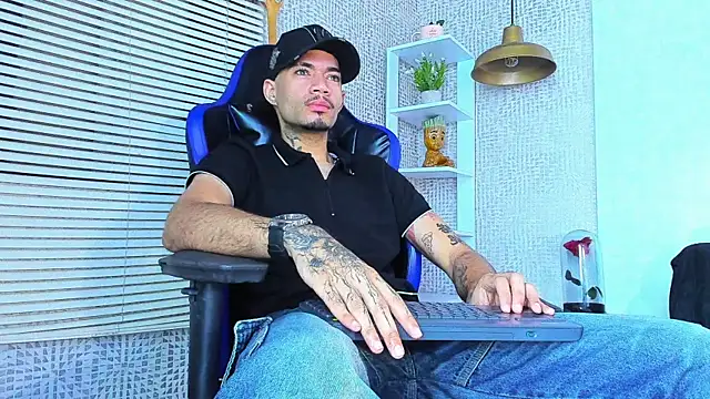 Snapshot of Daniel_huge22 chatting on 06-20-26, 02:33 Daniel huge22 online show from 06-20-26, 02:33