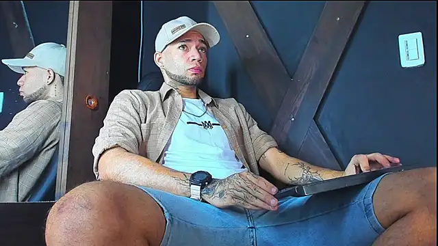 Snapshot of Daniel_huge22 chatting on 04-20-26, 01:45 Daniel huge22 online show from 04-20-26, 01:45