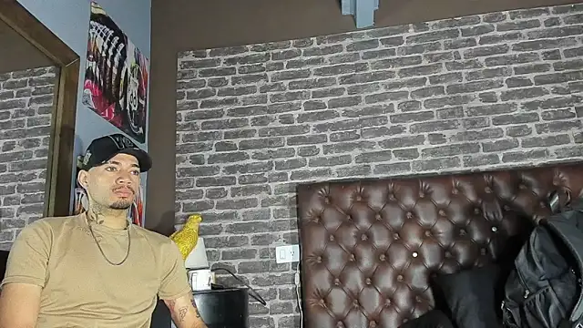 Snapshot of Daniel_huge22 chatting on 06-11-26, 02:03 Daniel huge22 online show from 06-11-26, 02:03