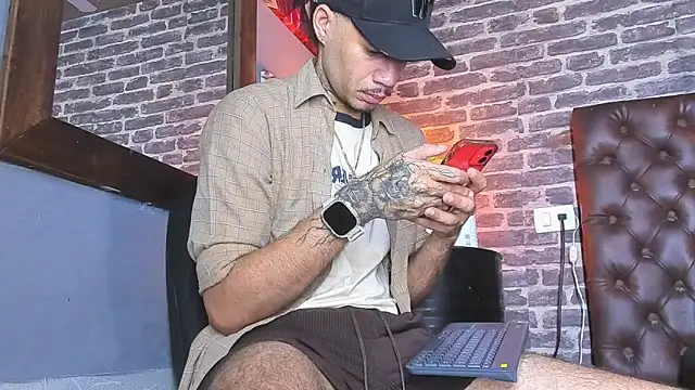 Snapshot of Daniel_huge22 chatting on 06-18-26, 02:44 Daniel huge22 online show from 06-18-26, 02:44