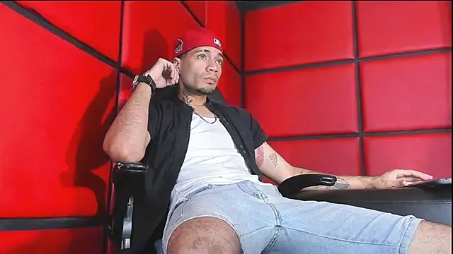 Snapshot of Daniel_huge22 chatting on 05-20-26, 03:31 Daniel huge22 online show from 05-20-26, 03:31