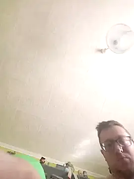 Snapshot of zsolt1910 chatting on 05-04-26, 07:00 zsolt1910 online show from 05-04-26, 07:00