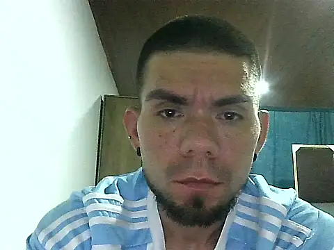 Snapshot of thomas2wood chatting on 04-16-26, 02:01 thomas2wood online show from 04-16-26, 02:01