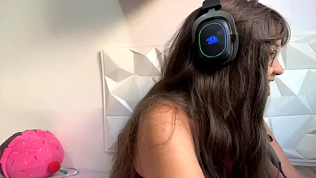 Snapshot of IsisValentine chatting on 04-22-26, 05:09 IsisValentine online show from 04-22-26, 05:09