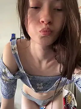 Snapshot of Munchkinbaby72318 chatting on 04-17-26, 06:22 Munchkinbaby72318 online show from 04-17-26, 06:22