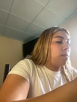 Snapshot of _BellaSmith_ chatting on 07-15-26, 02:57 BellaSmith online show from 07-15-26, 02:57