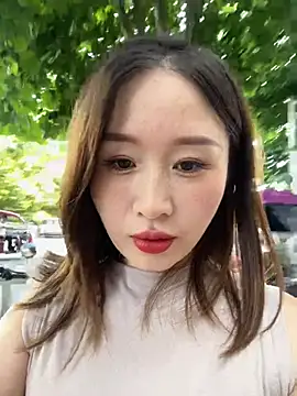 Snapshot of qin205205 chatting on 07-08-26, 12:13 qin205205 online show from 07-08-26, 12:13