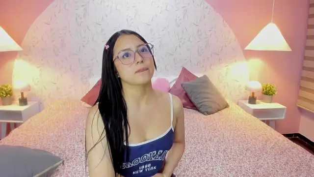 Snapshot of Leah_Brm chatting on 04-09-26, 12:33 Leah Brm online show from 04-09-26, 12:33