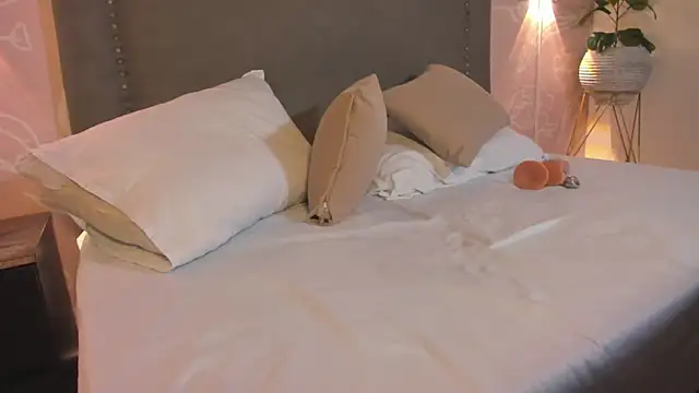 Snapshot of lunna_celeste chatting on 05-11-26, 02:45 lunna celeste online show from 05-11-26, 02:45