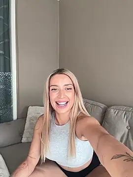 Snapshot of BlondeChiara chatting on 04-12-26, 04:10 BlondeChiara online show from 04-12-26, 04:10