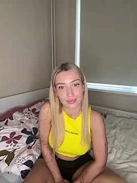 Snapshot of BlondeChiara chatting on 04-08-26, 06:20 BlondeChiara online show from 04-08-26, 06:20