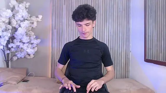 Snapshot of Logan_Steel chatting on 04-15-26, 04:40 Logan Steel online show from 04-15-26, 04:40