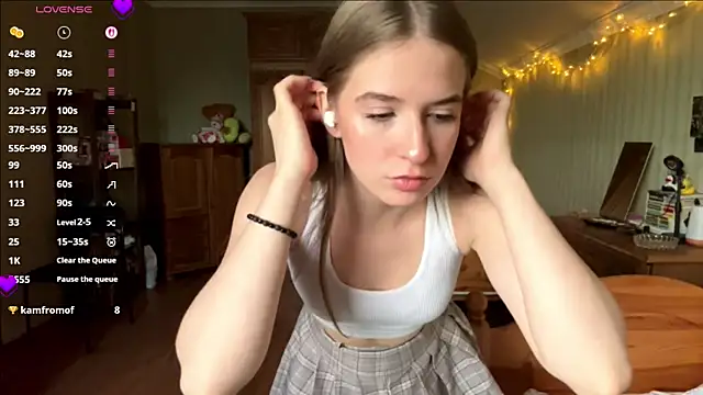 Snapshot of BambiBlush chatting on 06-12-26, 02:26 BambiBlush online show from 06-12-26, 02:26