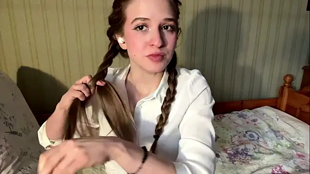 Snapshot of BambiBlush chatting on 05-15-26, 01:53 BambiBlush online show from 05-15-26, 01:53