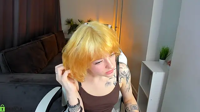 Snapshot of Star_Bee chatting on 04-08-26, 10:50 Star Bee online show from 04-08-26, 10:50