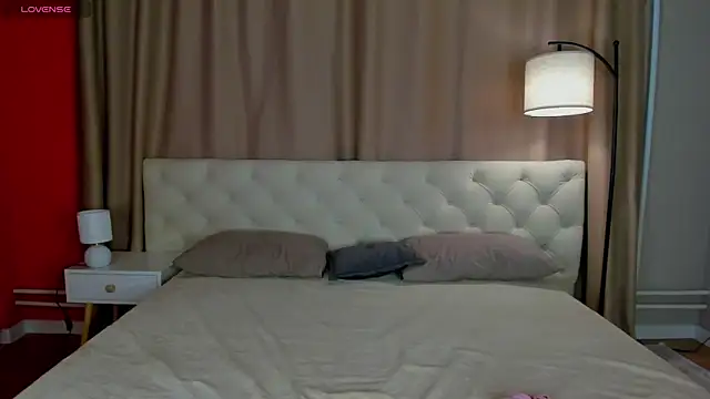 Snapshot of Riddle_Lay chatting on 05-20-26, 09:50 Riddle Lay online show from 05-20-26, 09:50