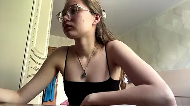 Snapshot of UncaringArtery chatting on 06-15-26, 06:13 UncaringArtery online show from 06-15-26, 06:13