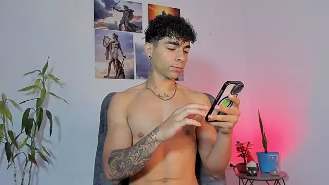 Snapshot of Alex_zt7 chatting on 04-13-26, 02:32 Alex zt7 online show from 04-13-26, 02:32