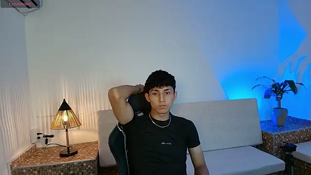 Valentino Rey online show from 04-10-26, 01:07