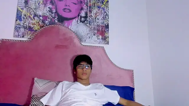 Snapshot of LiamKron chatting on 04-18-26, 11:34 LiamKron online show from 04-18-26, 11:34