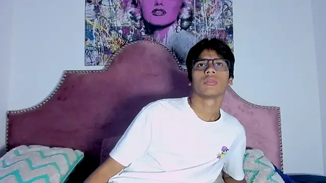 Snapshot of LiamKron chatting on 04-28-26, 11:14 LiamKron online show from 04-28-26, 11:14