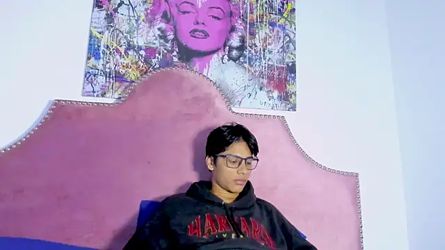 Snapshot of LiamKron chatting on 04-21-26, 11:28 LiamKron online show from 04-21-26, 11:28