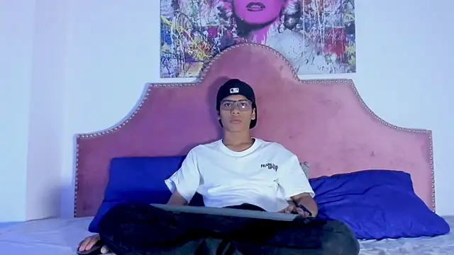Snapshot of LiamKron chatting on 04-13-26, 12:31 LiamKron online show from 04-13-26, 12:31