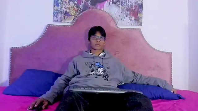 Snapshot of LiamKron chatting on 04-12-26, 11:35 LiamKron online show from 04-12-26, 11:35