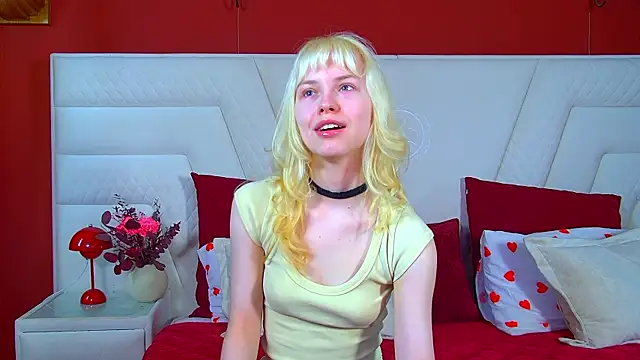 Snapshot of HannahHollis chatting on 05-26-26, 06:22 HannahHollis online show from 05-26-26, 06:22