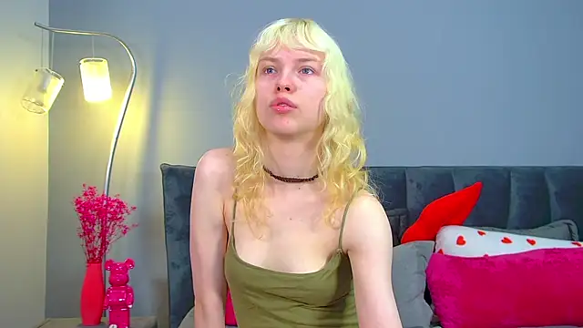Snapshot of HannahHollis chatting on 05-06-26, 06:17 HannahHollis online show from 05-06-26, 06:17