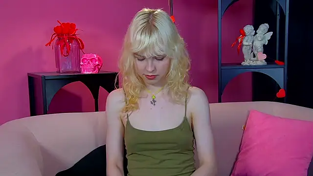 Snapshot of HannahHollis chatting on 05-14-26, 06:27 HannahHollis online show from 05-14-26, 06:27