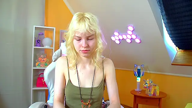 Snapshot of HannahHollis chatting on 04-24-26, 06:15 HannahHollis online show from 04-24-26, 06:15