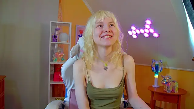Snapshot of HannahHollis chatting on 04-26-26, 06:22 HannahHollis online show from 04-26-26, 06:22