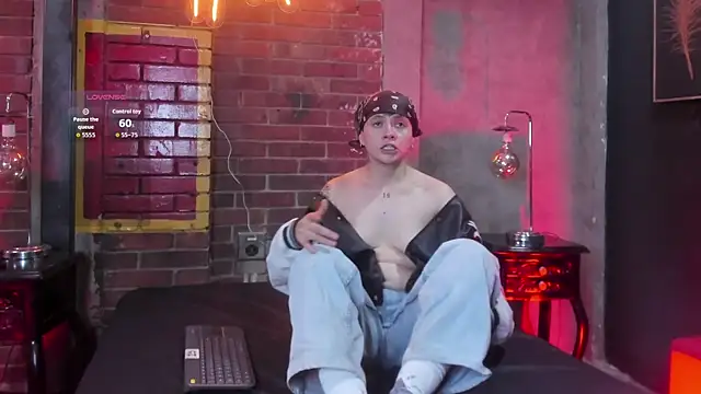 Snapshot of MissaelRossi chatting on 04-10-26, 08:38 MissaelRossi online show from 04-10-26, 08:38