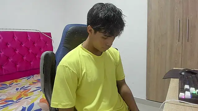 Snapshot of skinny_sam chatting on 04-19-26, 03:18 skinny sam online show from 04-19-26, 03:18