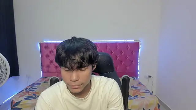 Snapshot of skinny_sam chatting on 05-25-26, 05:29 skinny sam online show from 05-25-26, 05:29