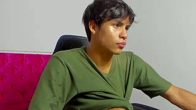 Snapshot of skinny_sam chatting on 05-18-26, 03:06 skinny sam online show from 05-18-26, 03:06