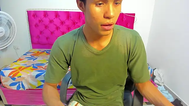 Snapshot of skinny_sam chatting on 05-08-26, 02:59 skinny sam online show from 05-08-26, 02:59